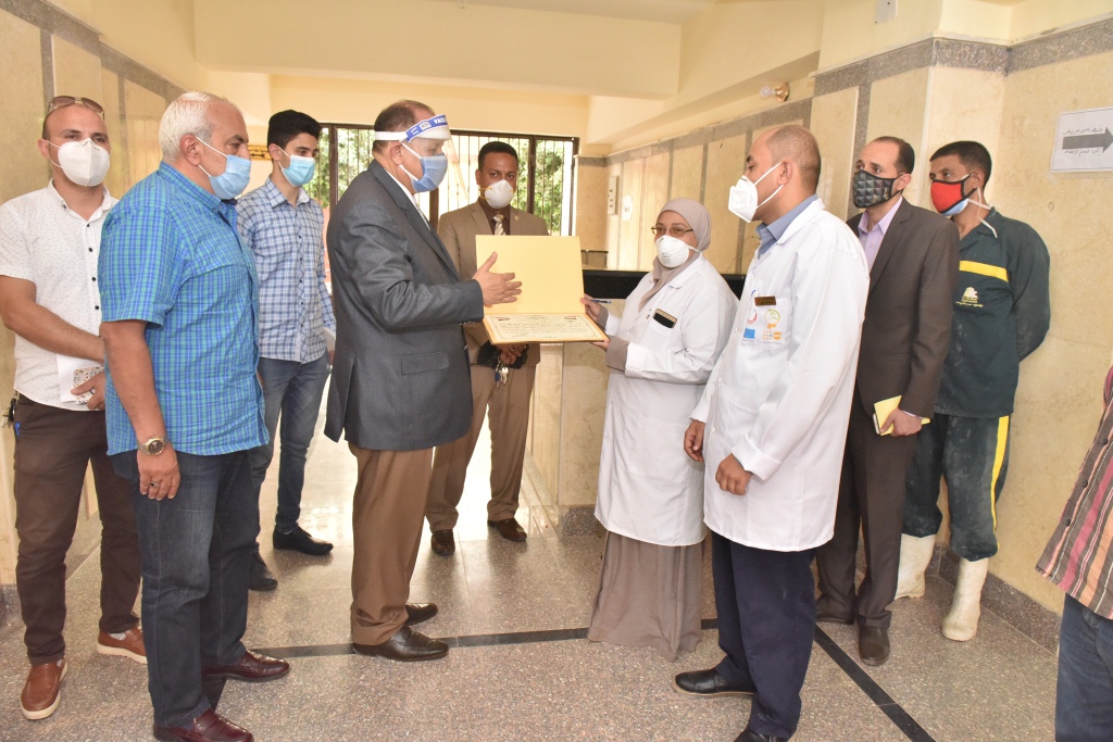 جولة الوزير المحافظ على المستشفيات وتكريم الاطقم الطبية (6)