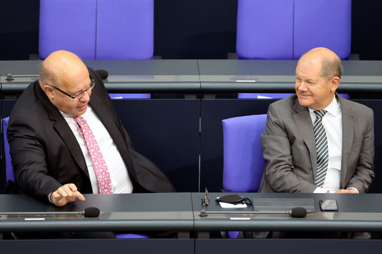 وزير المالية الألماني أولاف شولتز ووزير الاقتصاد الألماني بيتر ألتماير يحضران جلسة في مجلس النواب