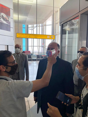 رئيس المطارات يبدأ جولته بمبانى مطار القاهرة استعدادا لبدء الرحلات (7)