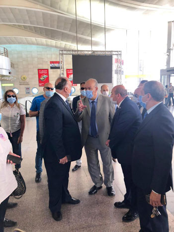 رئيس المطارات يبدأ جولته بمبانى مطار القاهرة استعدادا لبدء الرحلات (2)