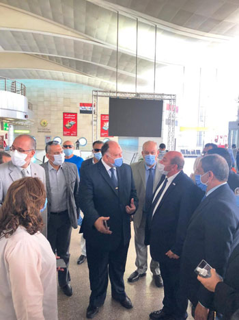 رئيس المطارات يبدأ جولته بمبانى مطار القاهرة استعدادا لبدء الرحلات (1)