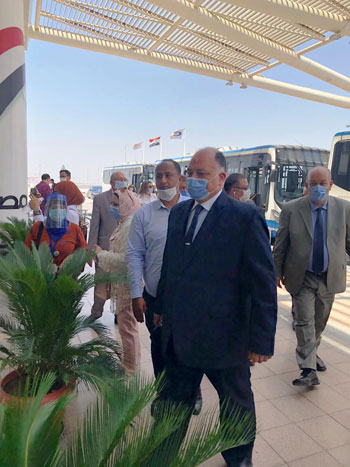 رئيس المطارات يبدأ جولته بمبانى مطار القاهرة استعدادا لبدء الرحلات (3)