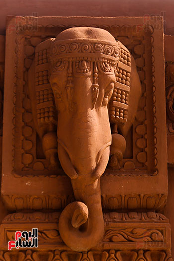 تمثال لفيل خارج القصر