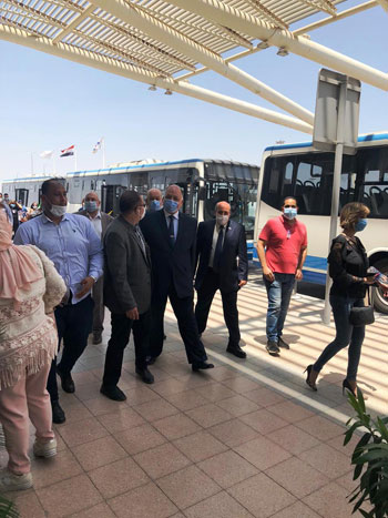رئيس المطارات يبدأ جولته بمبانى مطار القاهرة استعدادا لبدء الرحلات (5)