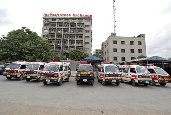 سيارات إسعاف أمام مبنى البورصة