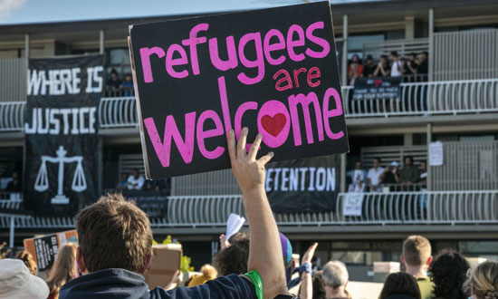 لافتة ترحب بالاجئين