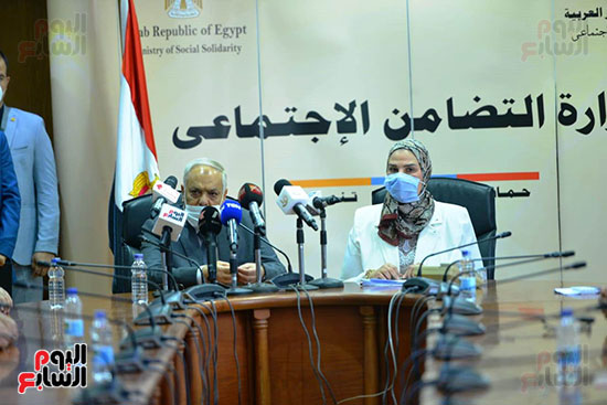 توقيع بروتوكول بين وزارة التضامن والهيئة العربية للتصنيع (27)
