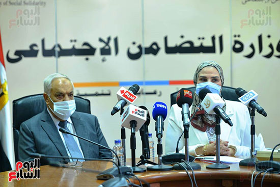 توقيع بروتوكول بين وزارة التضامن والهيئة العربية للتصنيع (11)