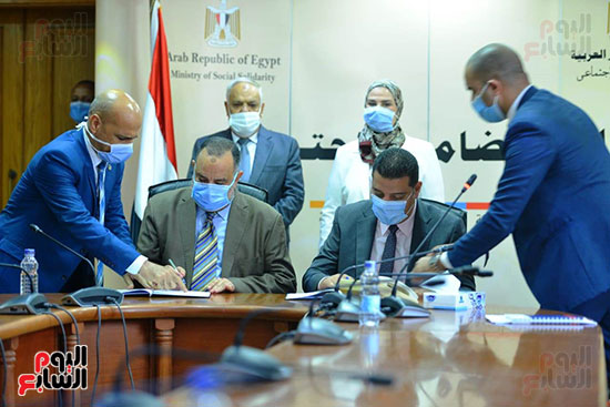 توقيع بروتوكول بين وزارة التضامن والهيئة العربية للتصنيع (14)