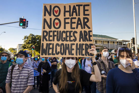 لافتة للتضامن والترحيب باللاجئين فى أستراليا