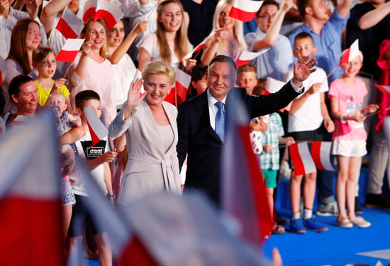 أندريه دودا رئيس بولندا وزوجته يوجهون التحيه لأنصارهم