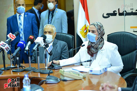 توقيع بروتوكول بين وزارة التضامن والهيئة العربية للتصنيع (16)