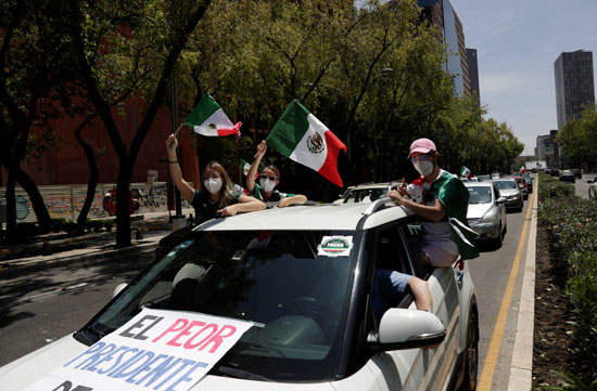 أعلام المكسيك فى أيدى المتظاهرون