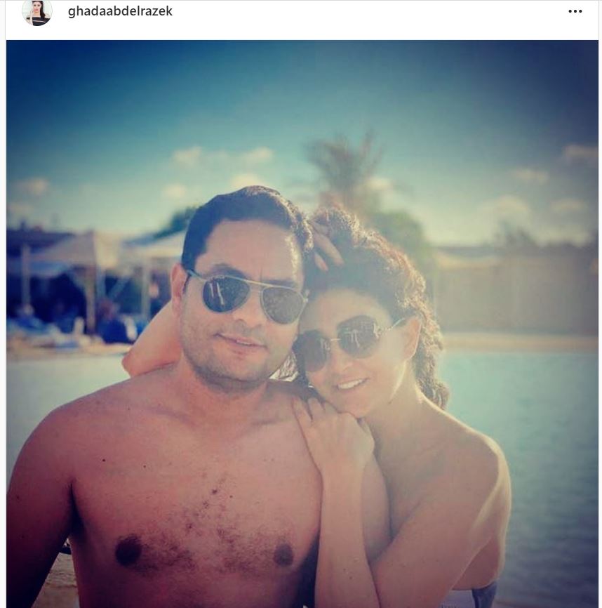 غادة عبد الرازق تنشر صورة جديدة برفقة زوجها على شاطئ البحر - اليوم السابع
