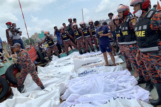 جثث الضحايا على متن قارب الإنقاذ بالنهر
