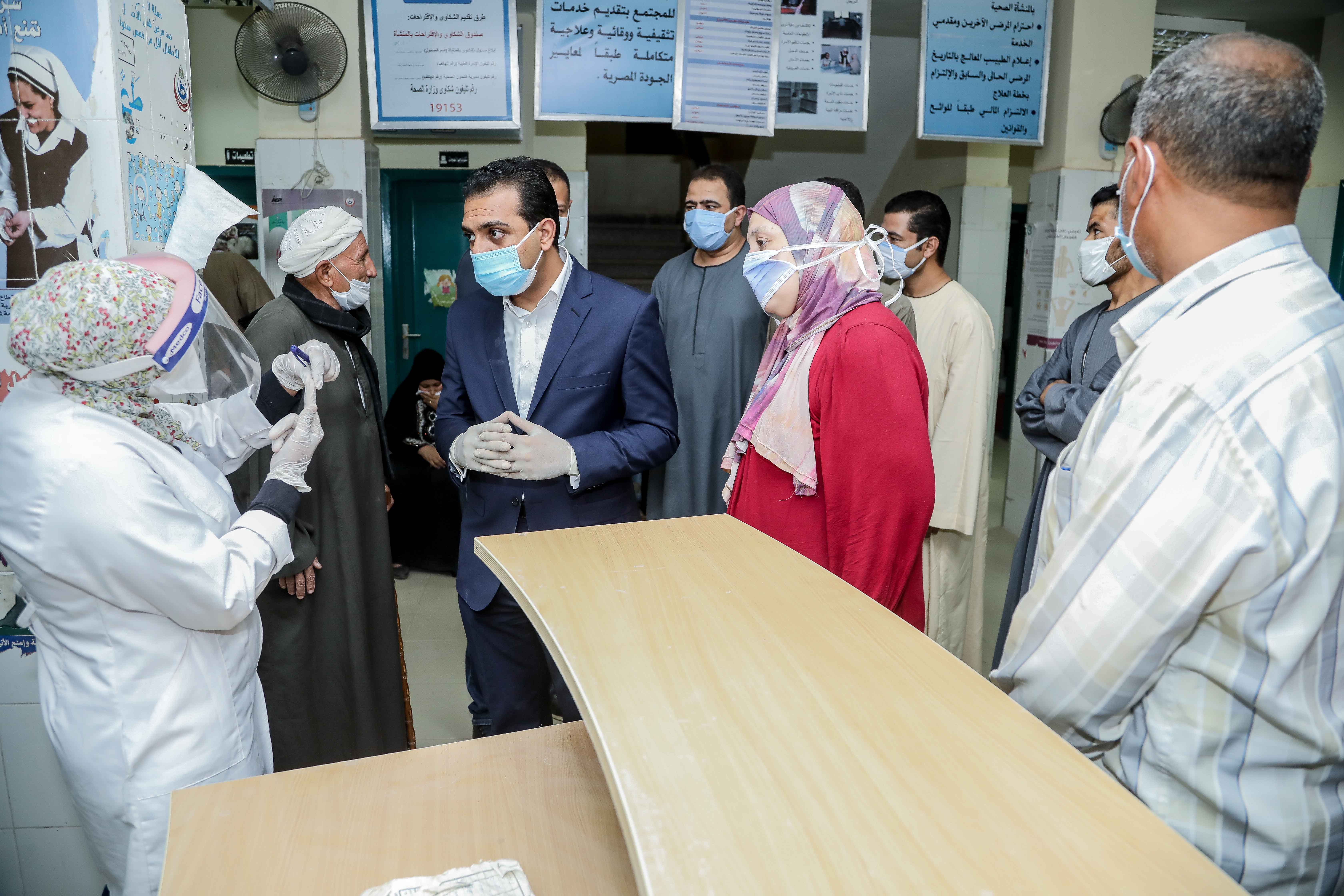 نائب محافظ قنا يزور مستشفيات العزل الصحى (15)