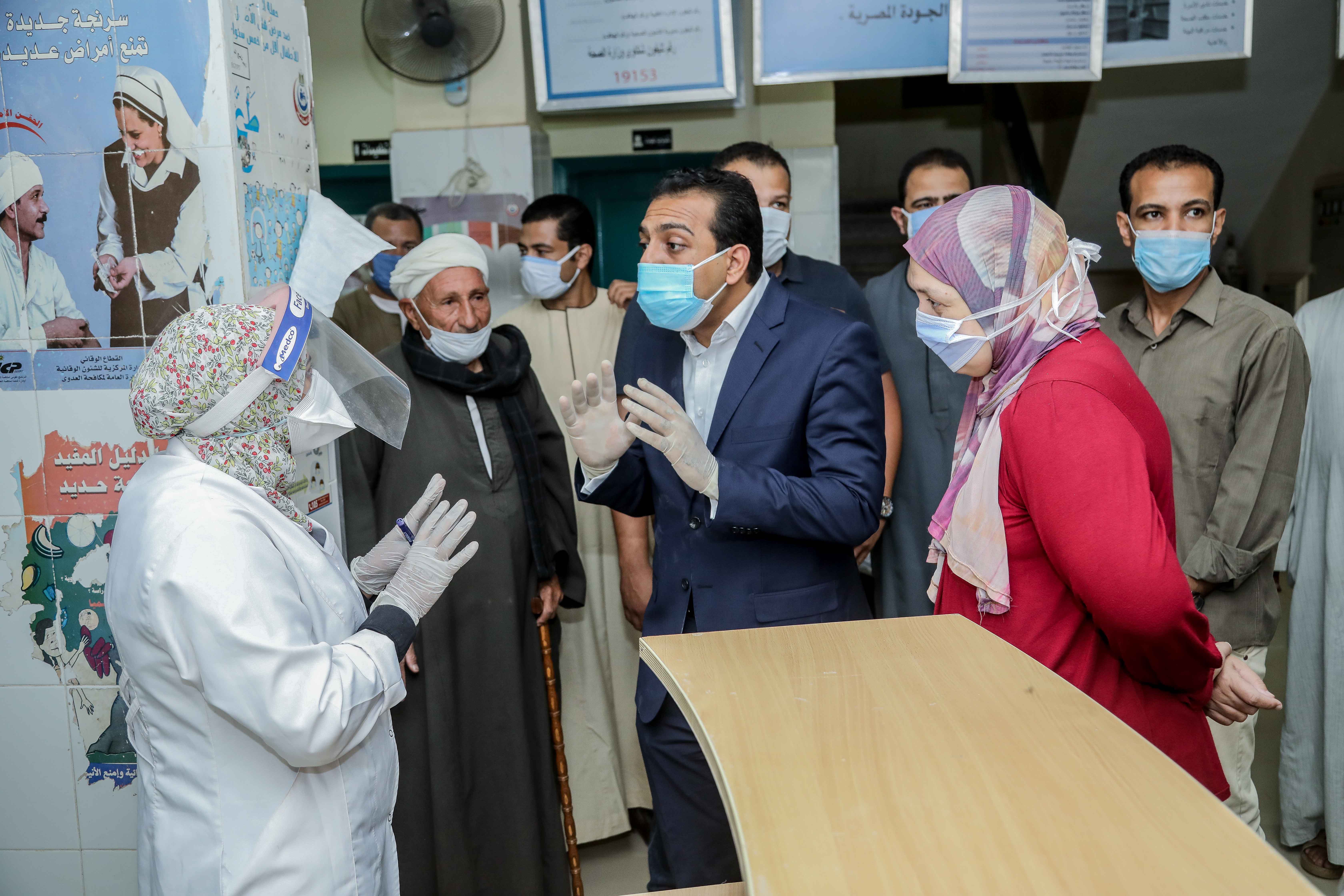 نائب محافظ قنا يزور مستشفيات العزل الصحى (16)