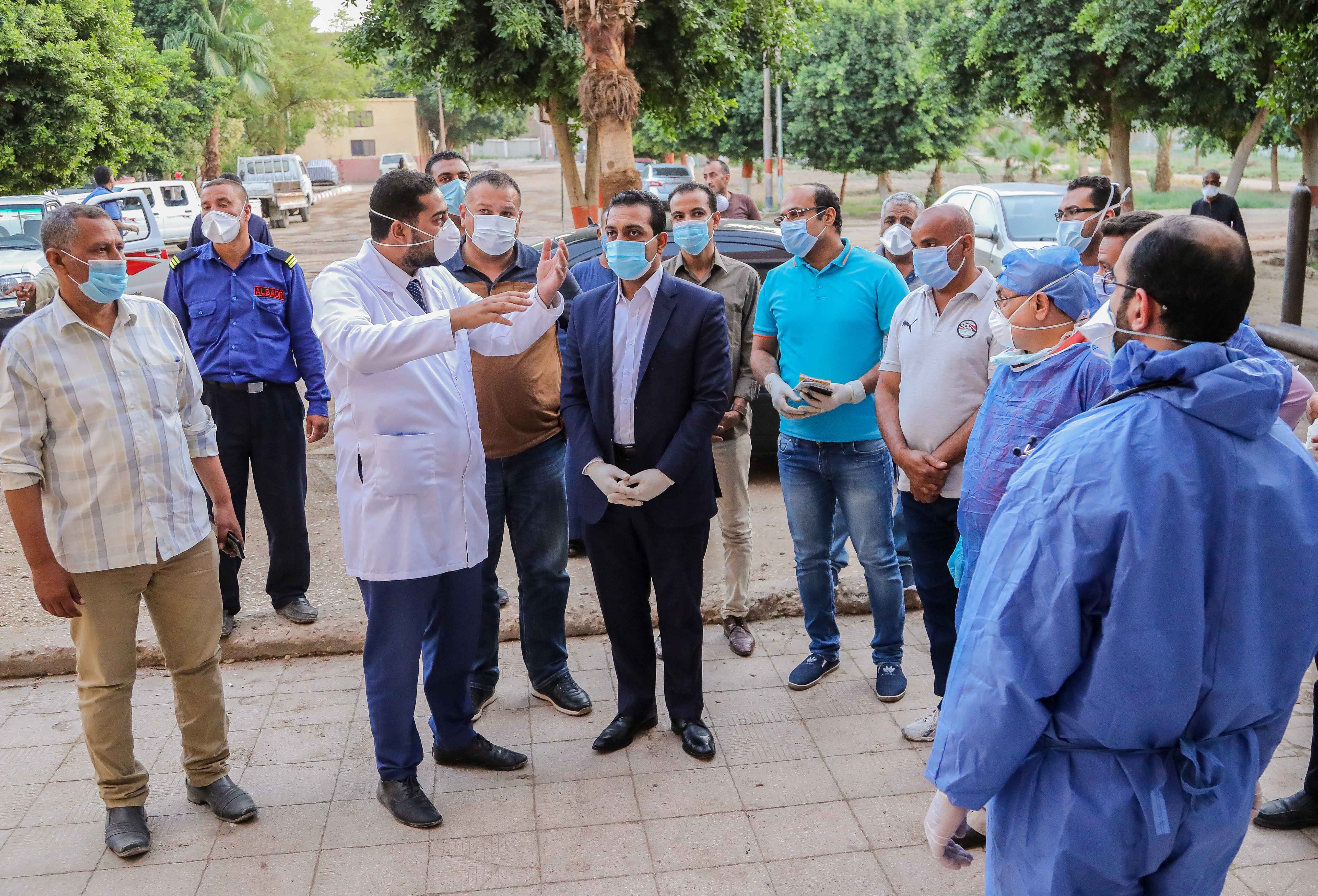 نائب محافظ قنا يزور مستشفيات العزل الصحى (3)