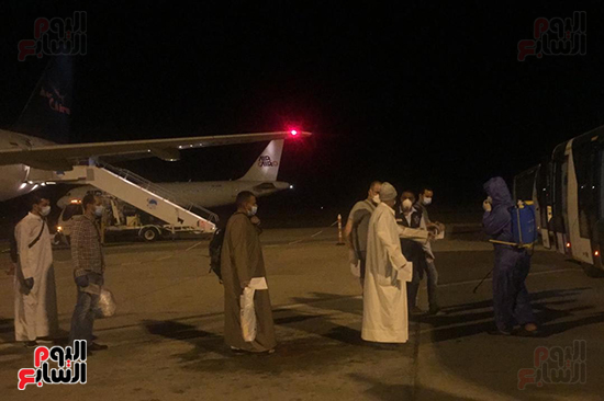 وصول رحلة طيران استثنائية تقل 165 مصريا عالقا بالكويت لمطار مرسى علم (1)