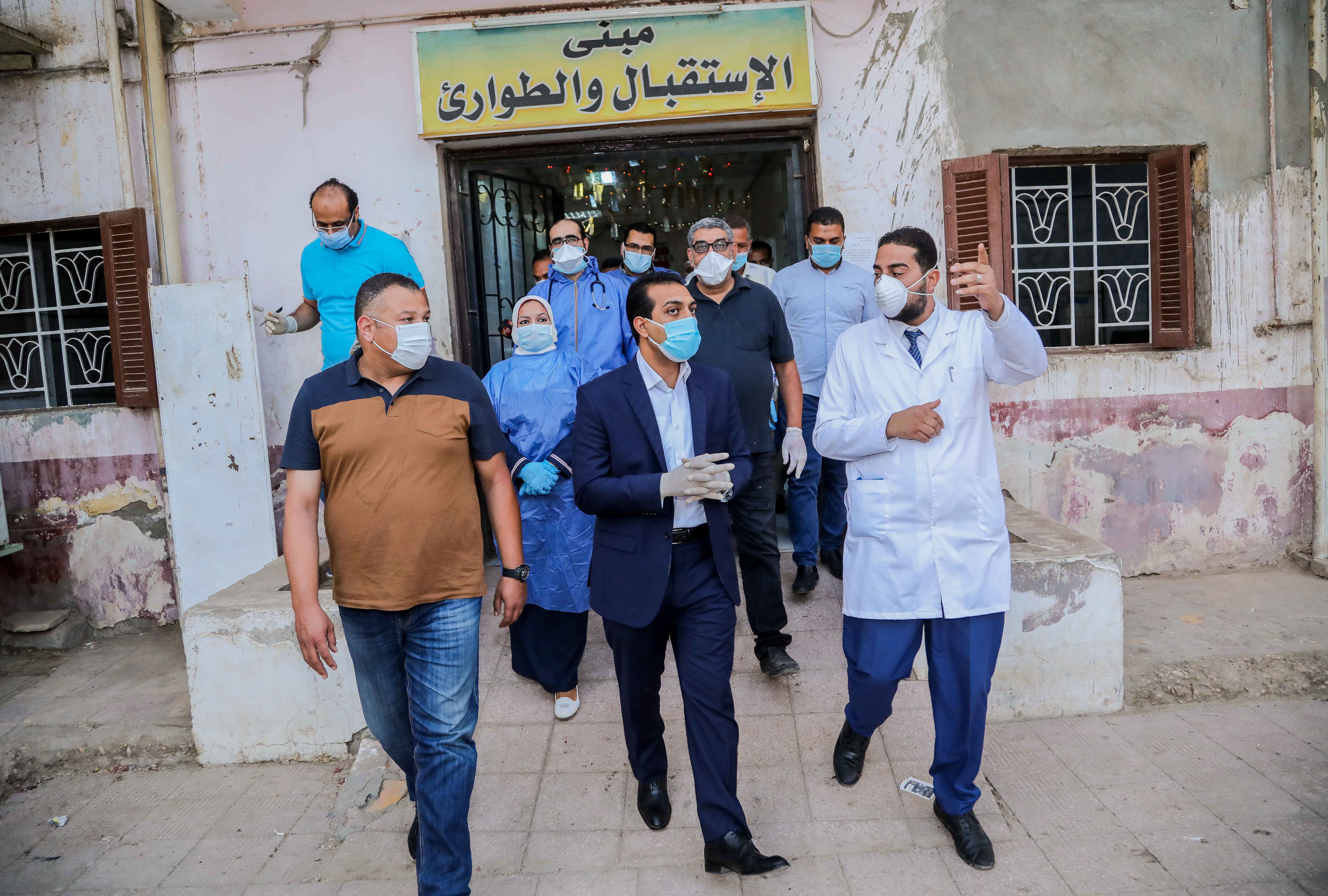 نائب محافظ قنا يزور مستشفيات العزل الصحى (7)