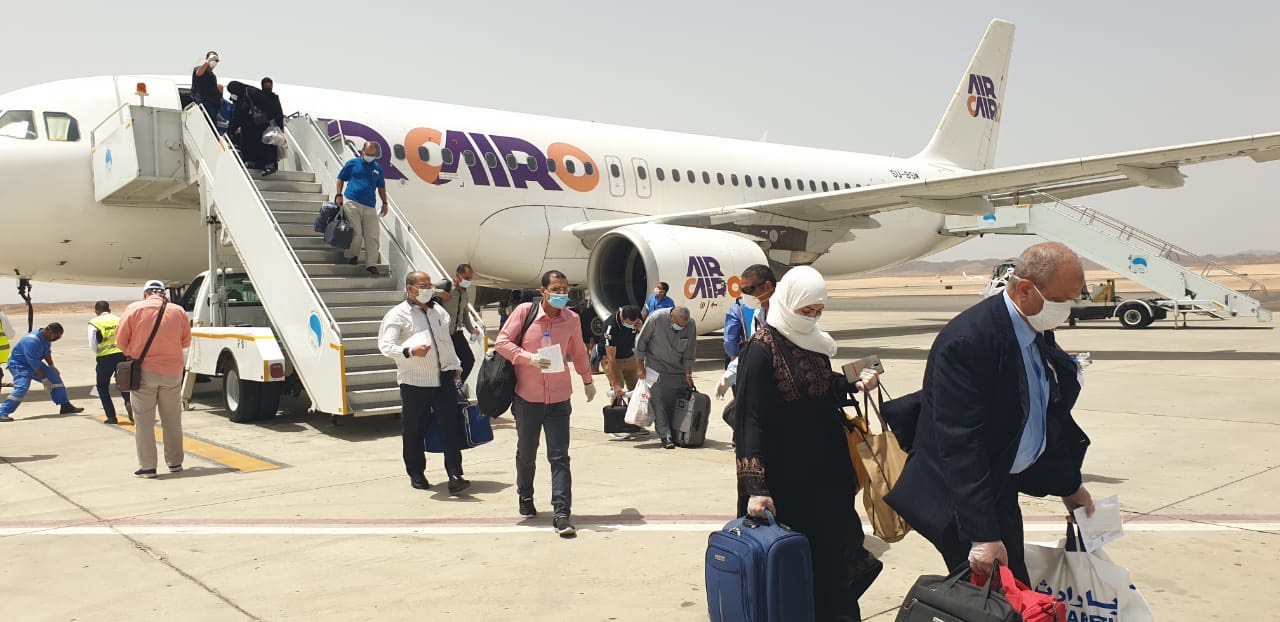 وصول عالقين من جدة لمطار مرسى علم (4)