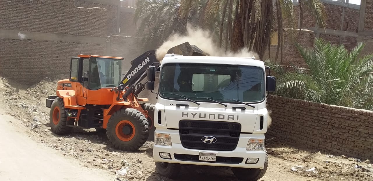 جانب من رفع القمامة والمخلفات بمدينة الزينية