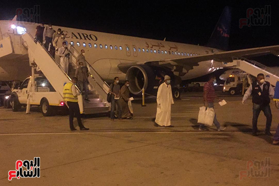 وصول رحلة طيران استثنائية تقل 165 مصريا عالقا بالكويت لمطار مرسى علم (2)