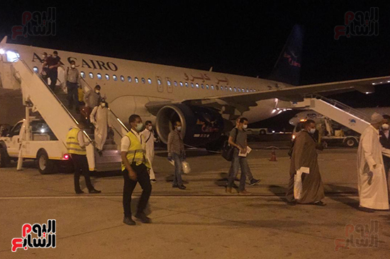 وصول رحلة طيران استثنائية تقل 165 مصريا عالقا بالكويت لمطار مرسى علم (4)