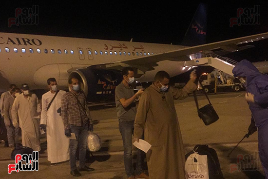 وصول رحلة طيران استثنائية تقل 165 مصريا عالقا بالكويت لمطار مرسى علم (3)