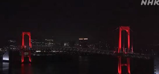 اضاءة جسر طوكيو باللون الاحمر