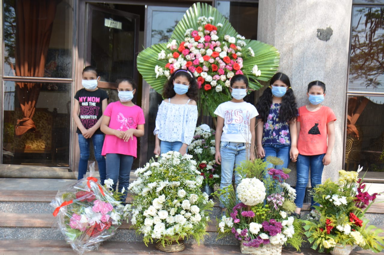 توزيع الزهور على أطفال دار الايتام (2)