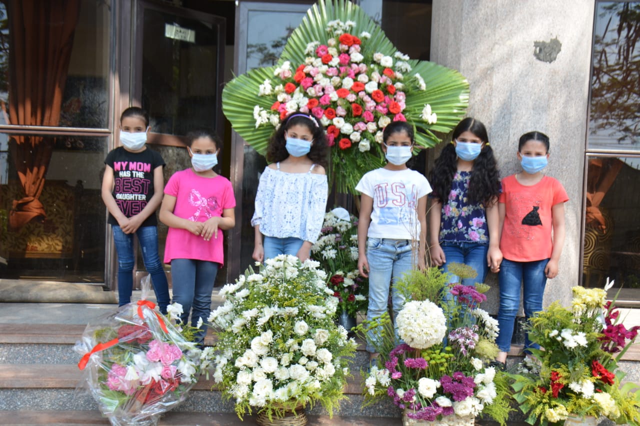 توزيع الزهور على أطفال دار الايتام (1)