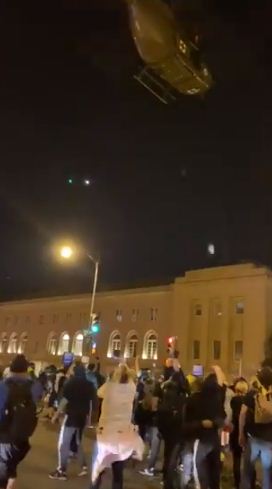 طائرة عسكرية تحلق فوق المتظاهرين فى واشنطن