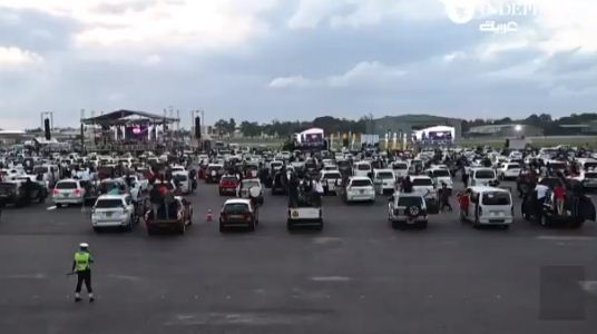 حشود السيارات تحتفل فى سريلانكا