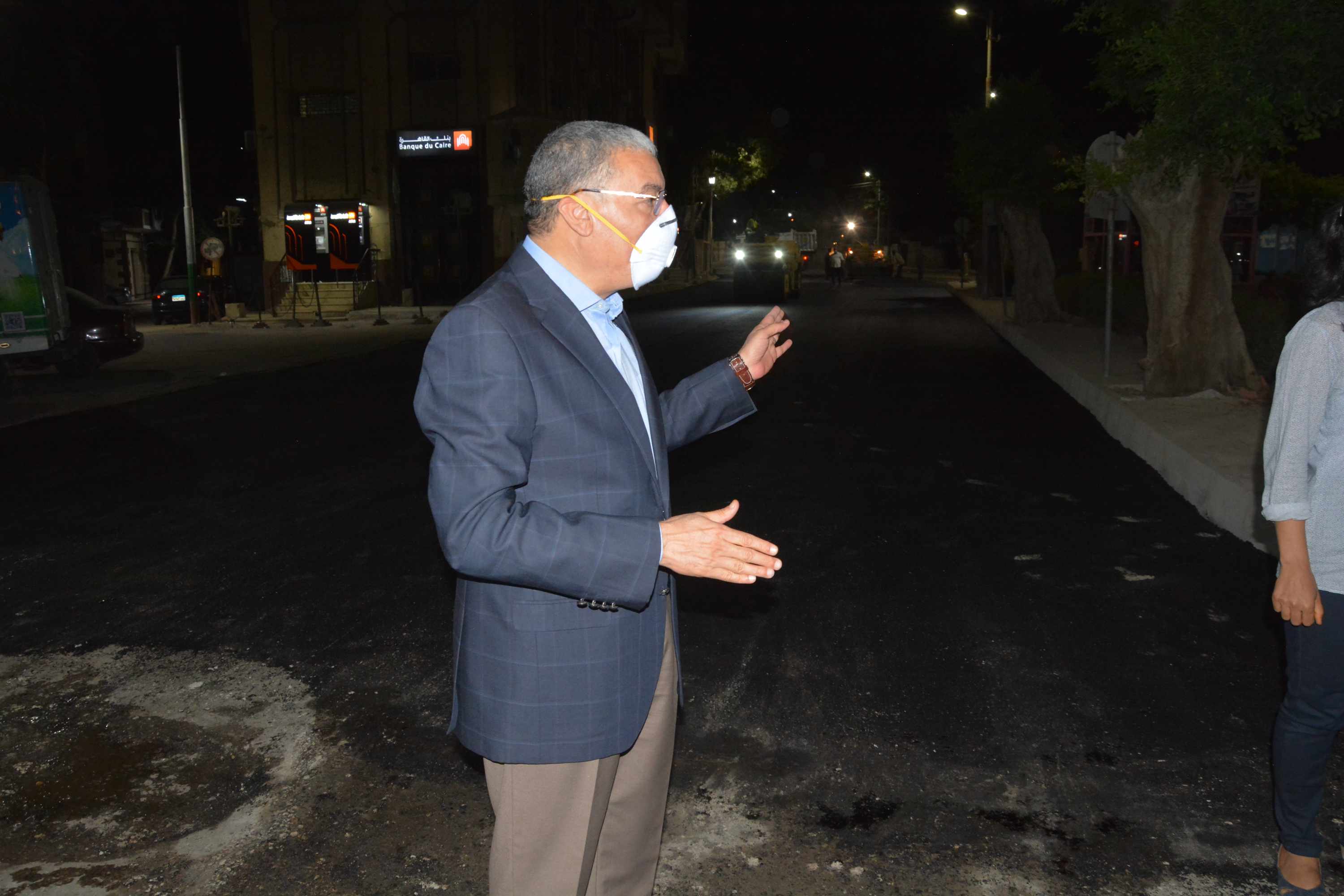 محافظ المنيا يتابع أعمال رصف شارعي سعد زغلول (3)