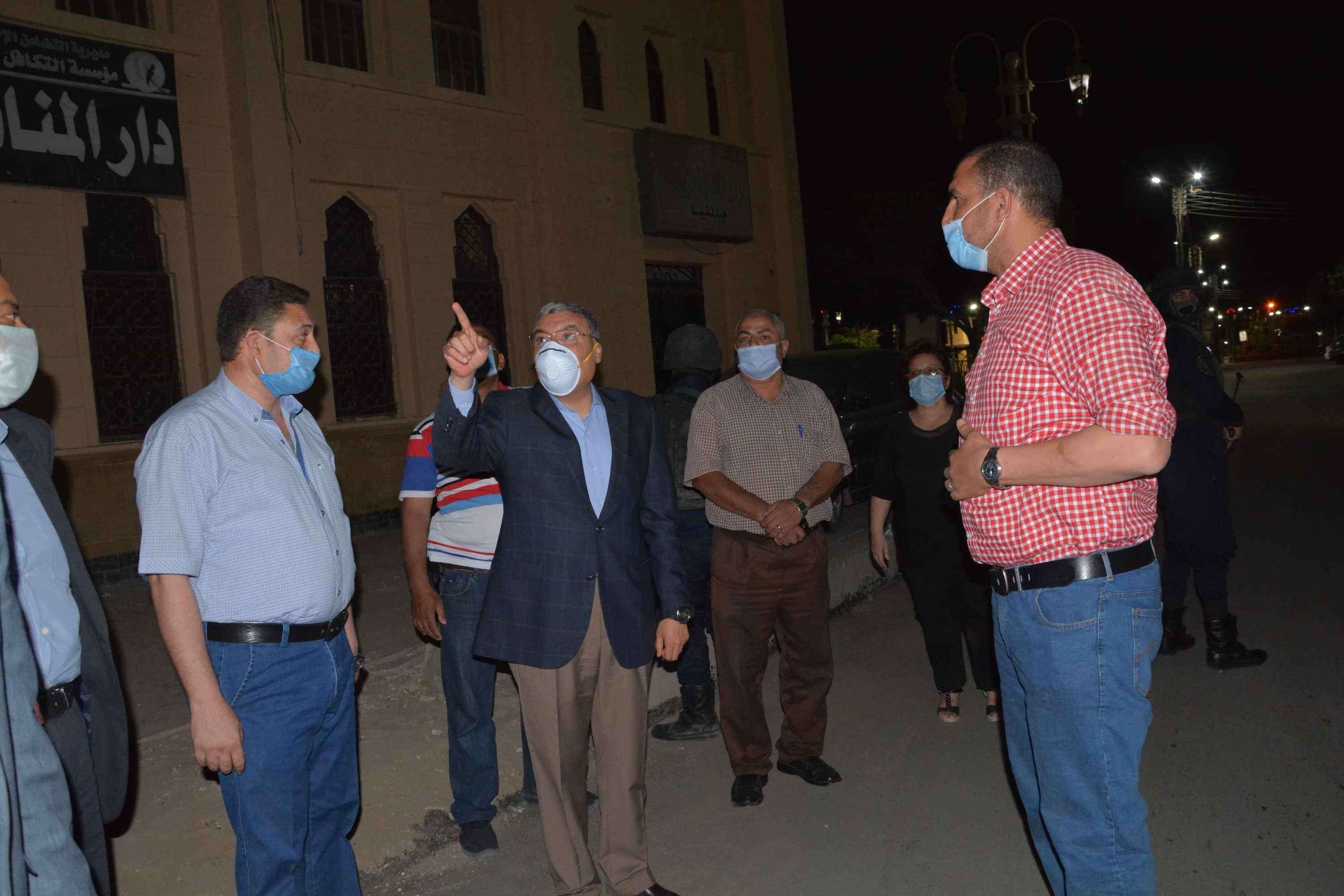 محافظ المنيا يتابع أعمال رصف شارعي سعد زغلول (6)