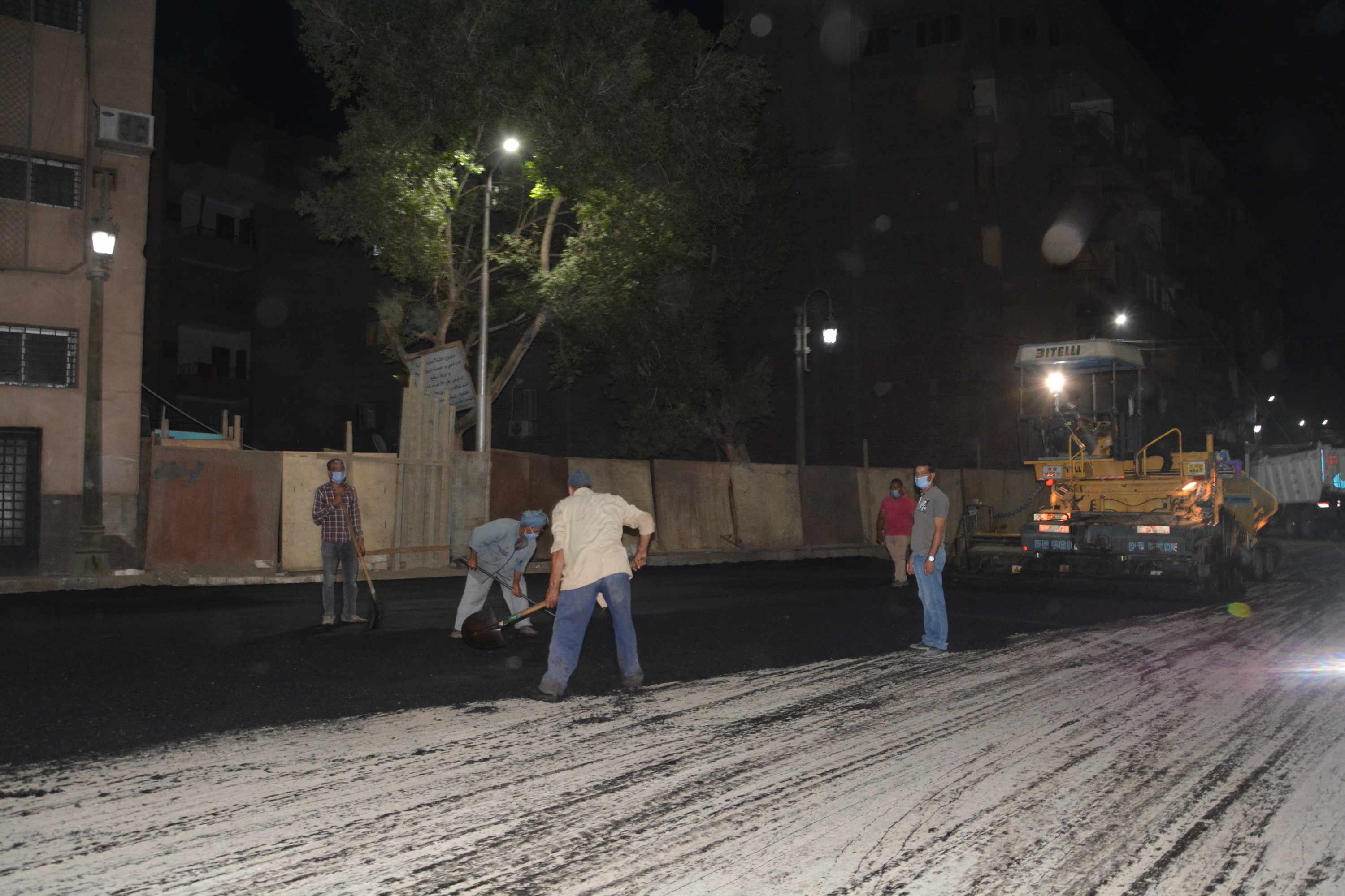 محافظ المنيا يتابع أعمال رصف شارعي سعد زغلول (2)