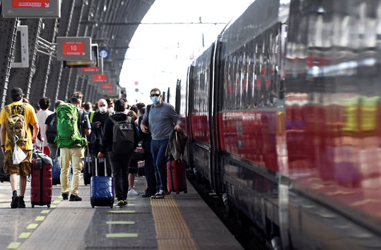 الإيطاليون يخرجون إلى محطة القطار فى ميلانو