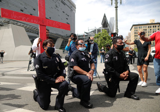 أفراد الشرطة يركون أمام الاحتجاجات فى كاليفورنيا