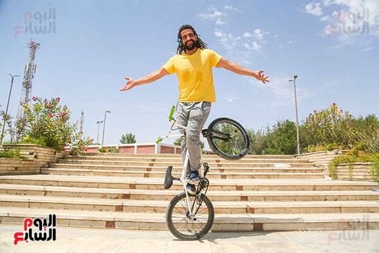 عبد الله رمضان فوق دراجاته