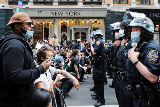 أفراد الشرطة الأمريكية وجها لوجه مع المتظاهرين