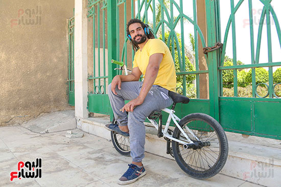 صورة عبد الله رمضان مع دراجاته