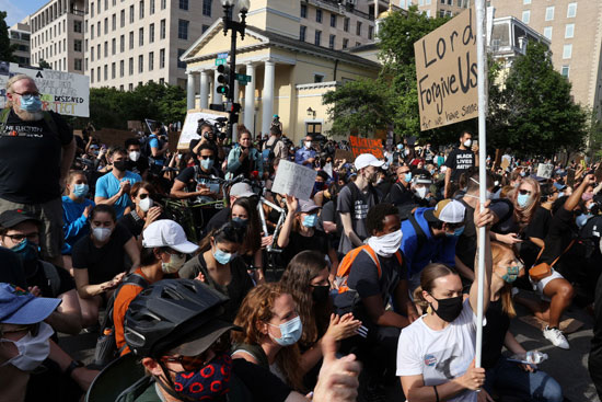 82409-متظاهرون-يحتجون-على-عدم-المساواة-العرقية-فى-واشنطن