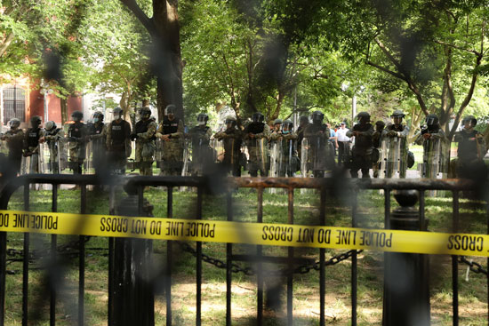 الشرطة العسكرية بالحرس الوطني   بمنتزه لافاييت خارج البيت الأبيض