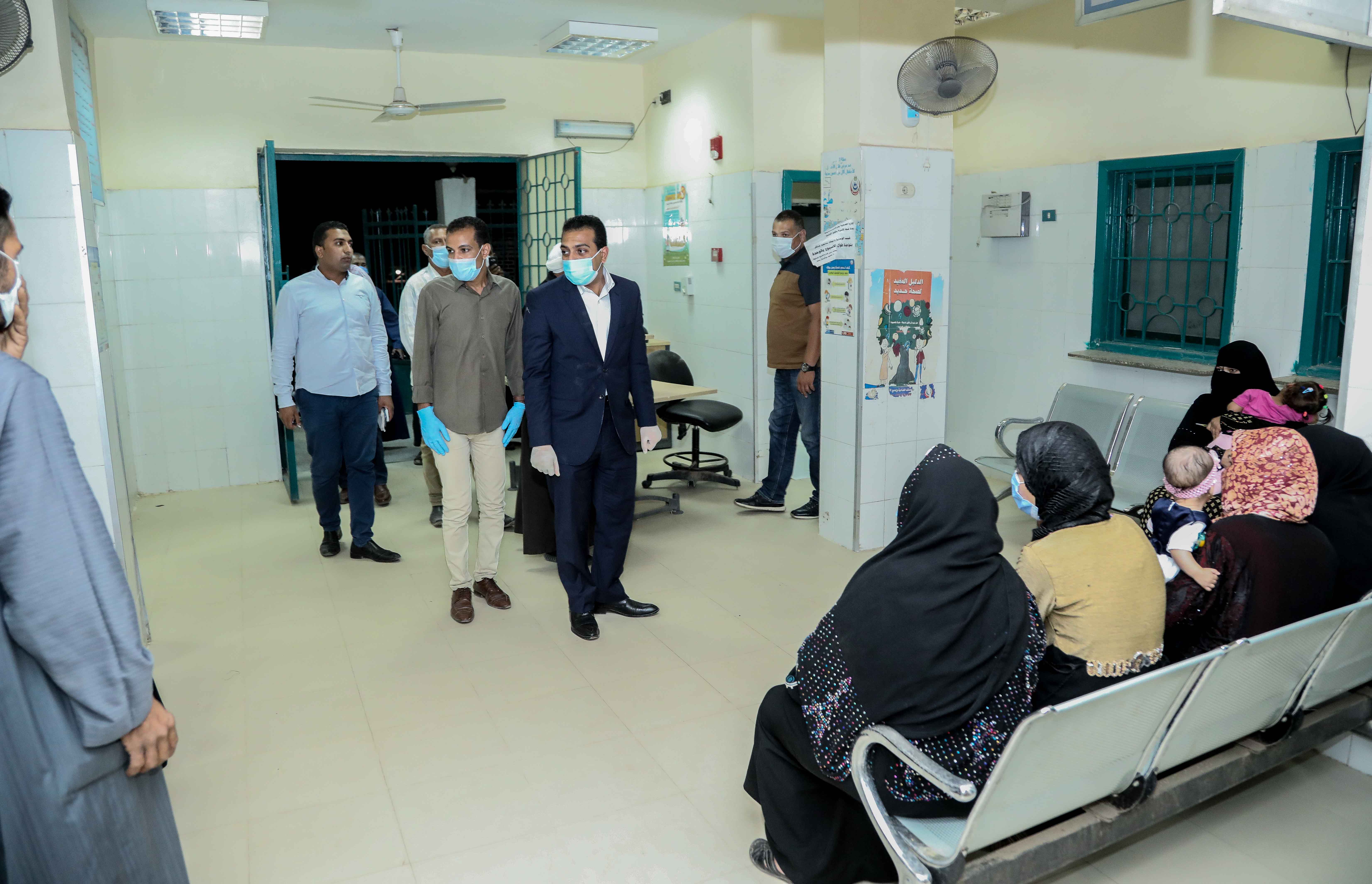 نائب محافظ قنا يزور مستشفيات العزل الصحى (14)