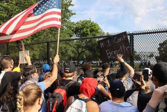 متظاهرون يتجمعون أمام سور يحيط بمنتزه لافاييت خارج البيت الأبيض