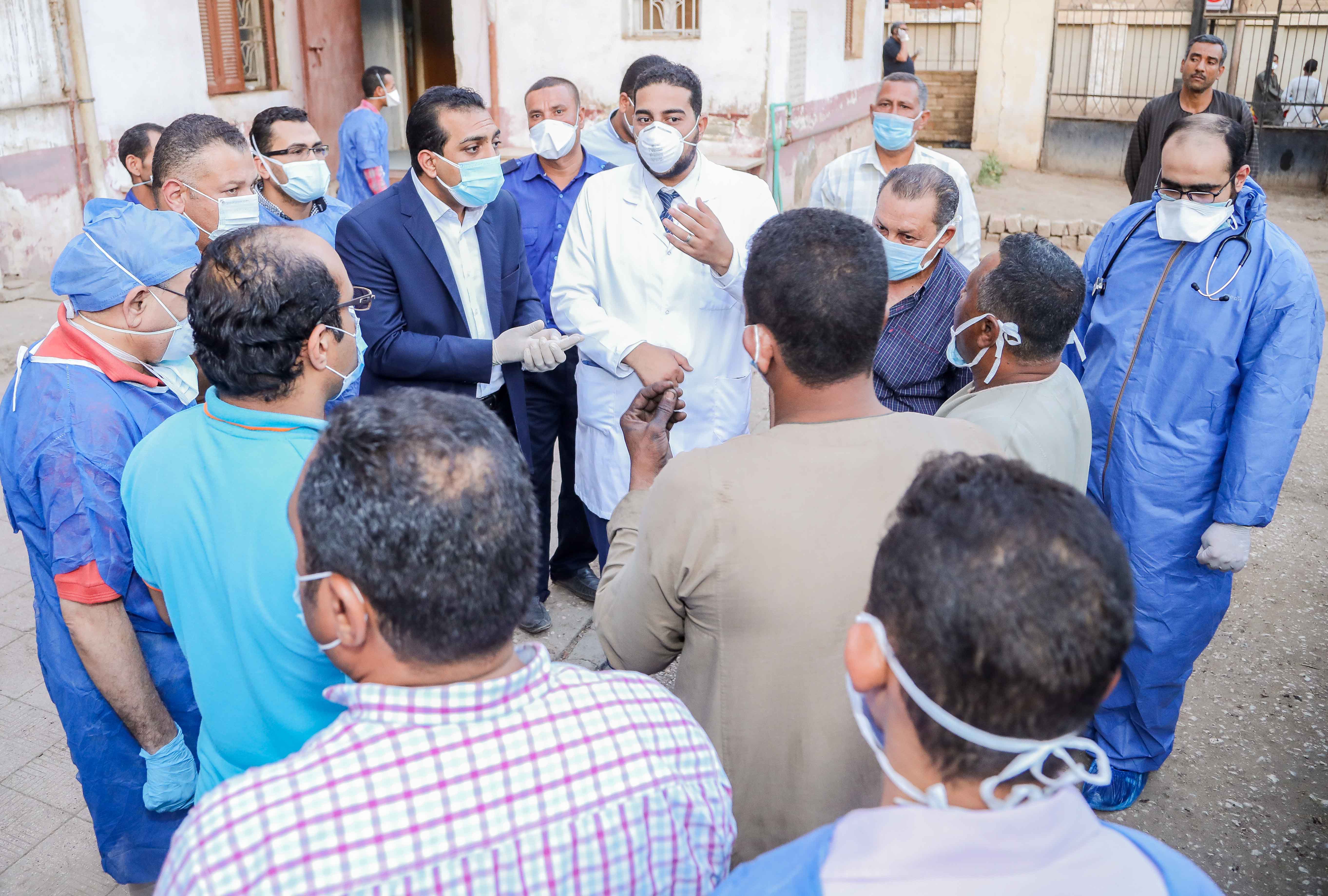 نائب محافظ قنا يزور مستشفيات العزل الصحى (10)