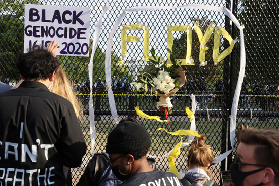 متظاهرون يحملون الزهور حدادا على فلويد