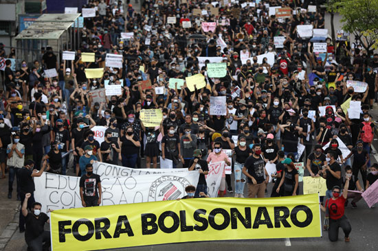 المئات يتظاهرون ضد الحكومة فى البرازيل