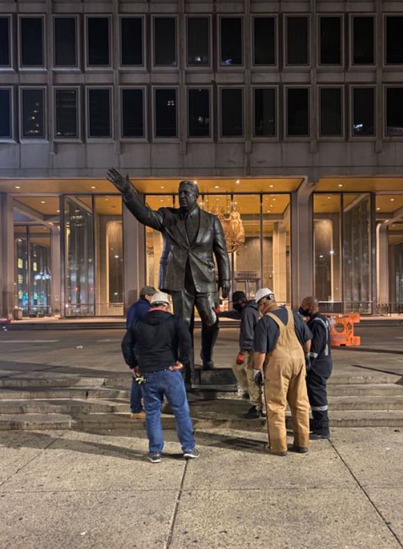 إزالة تمثال فرانك ريزو المثير للجدل بفيلادلفيا (1)